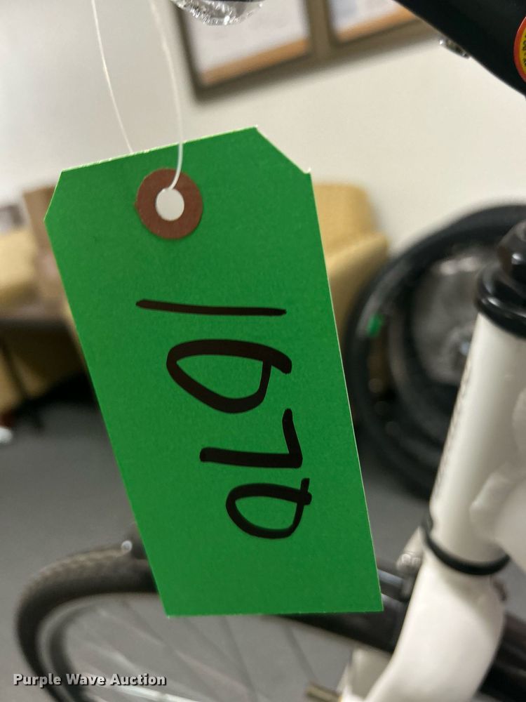 image for item OM9177 Infinity Boss Three Unisex Hybrid bike