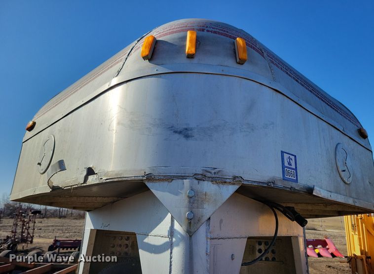 image for item DL7775 1991 K and W Pace Setter  livestock trailer