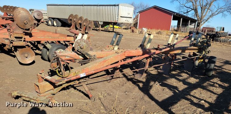 image for item DL7789 International 710  plow