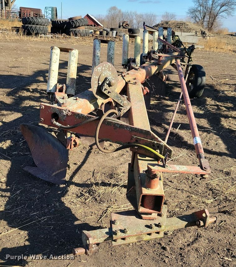 image for item DL7789 International 710  plow