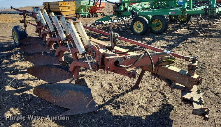 image for item DL7789 International 710  plow