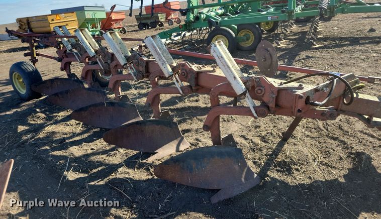 image for item DL7789 International 710  plow