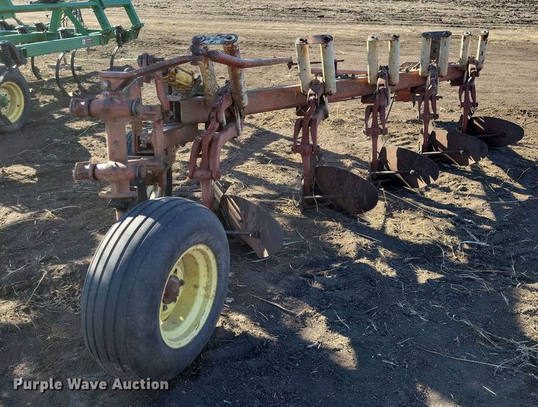 image for item DL7789 International 710  plow