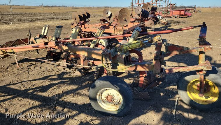 image for item DL7789 International 710  plow