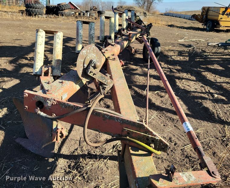 image for item DL7789 International 710  plow