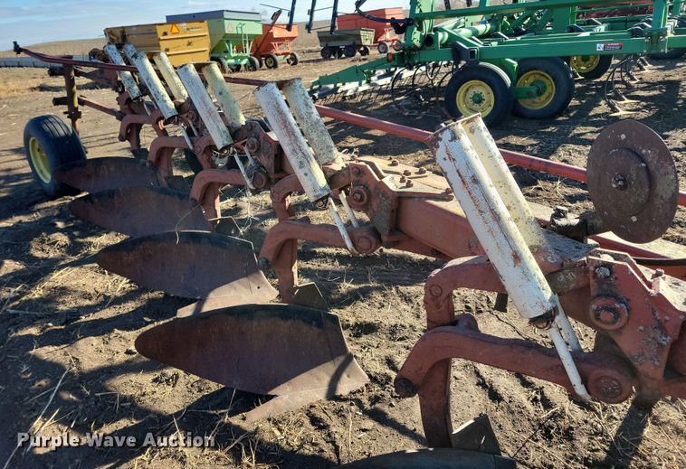 image for item DL7789 International 710  plow