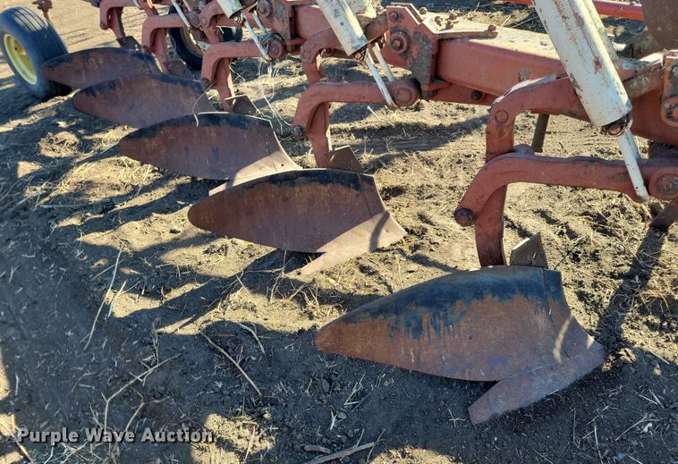 image for item DL7789 International 710  plow