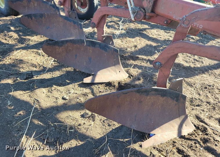 image for item DL7789 International 710  plow