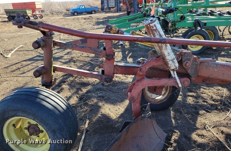 image for item DL7789 International 710  plow