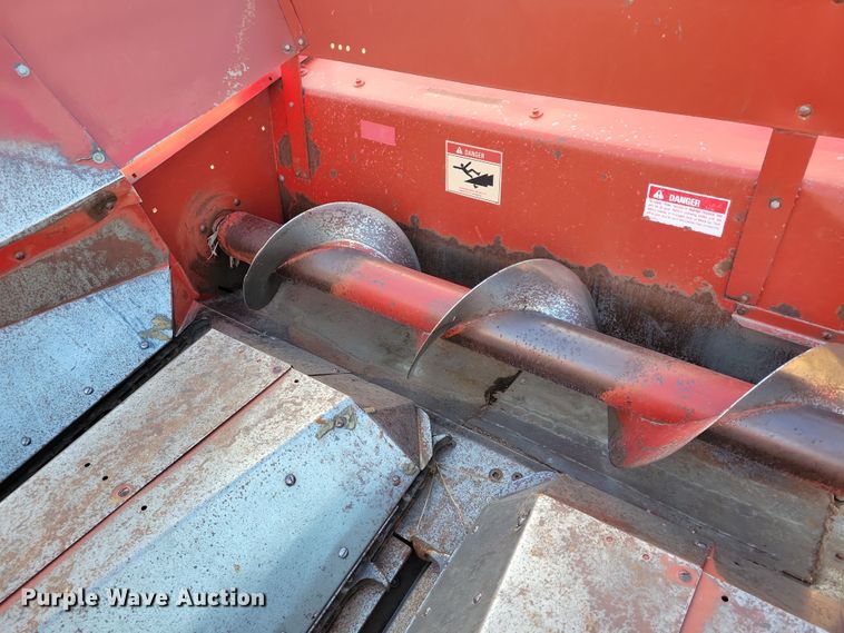 image for item DL7795 International 863  corn head