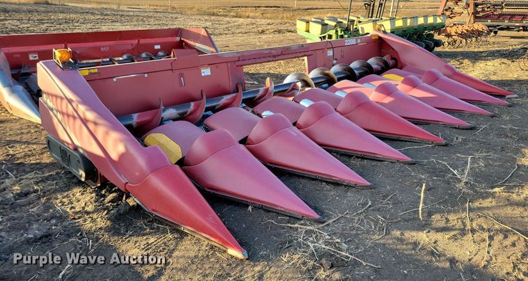 image for item DL7796 International 2208  corn head