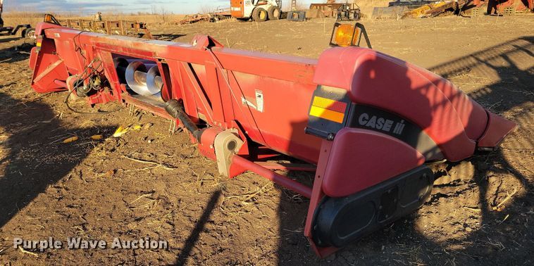 image for item DL7796 International 2208  corn head