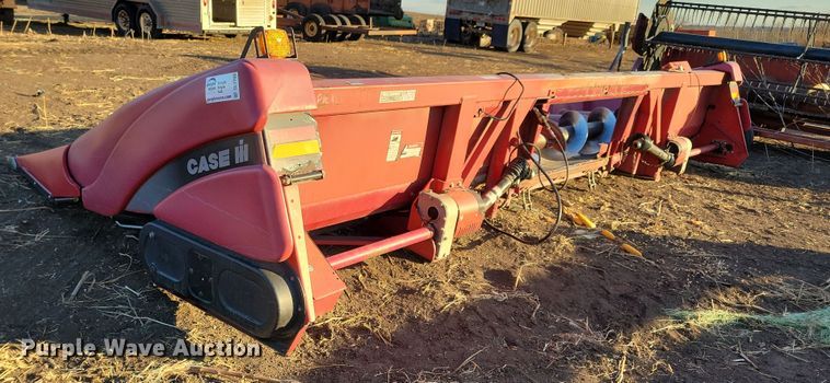 image for item DL7796 International 2208  corn head