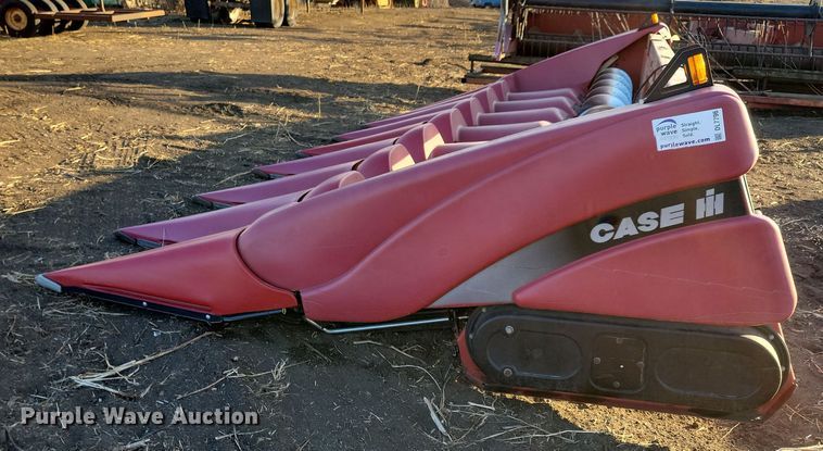 image for item DL7796 International 2208  corn head