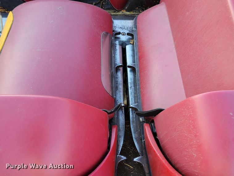 image for item DL7796 International 2208  corn head