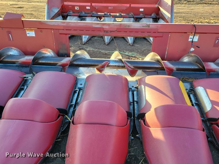 image for item DL7796 International 2208  corn head