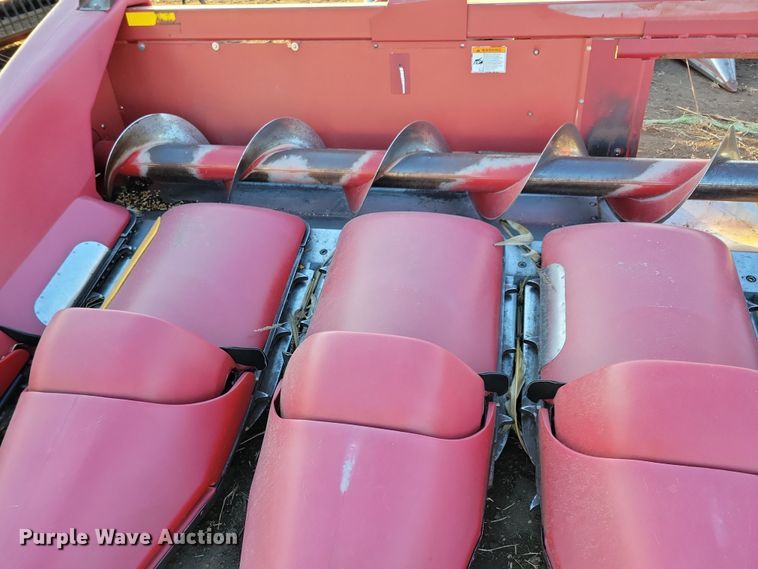 image for item DL7796 International 2208  corn head