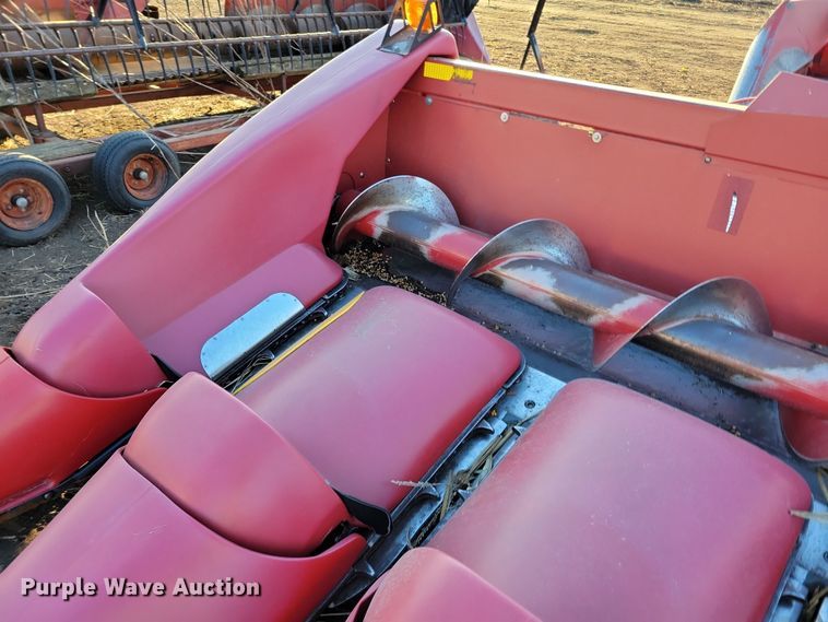 image for item DL7796 International 2208  corn head