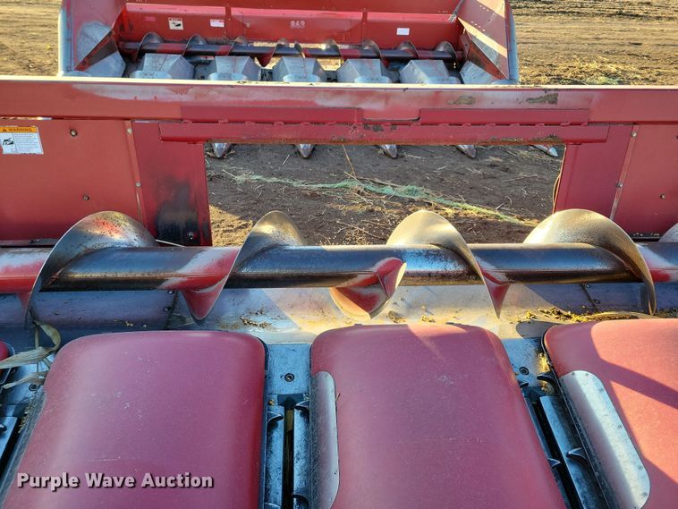 image for item DL7796 International 2208  corn head