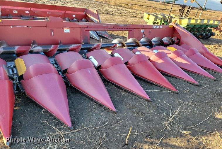 image for item DL7796 International 2208  corn head