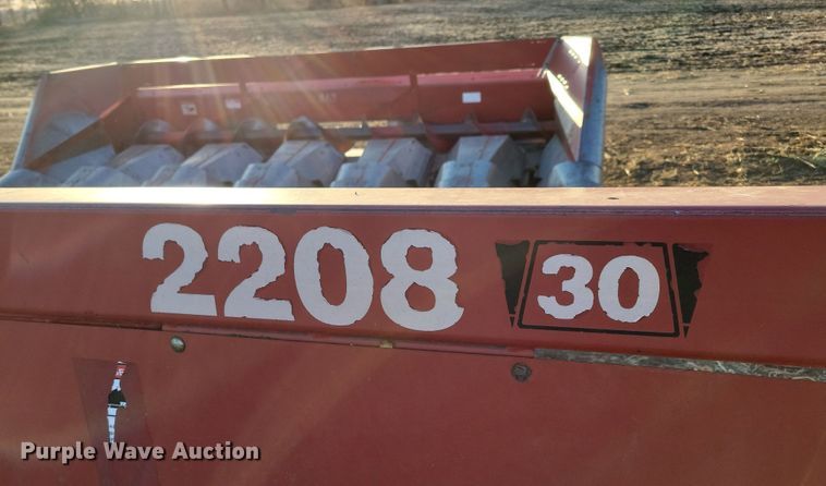 image for item DL7796 International 2208  corn head