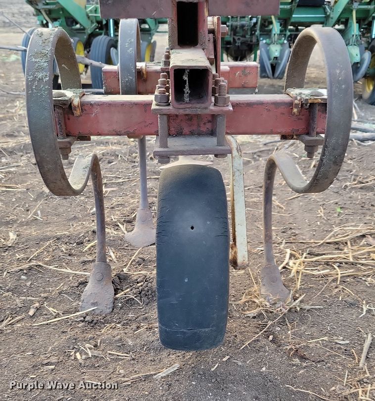 image for item DL7797 Row crop cultivator