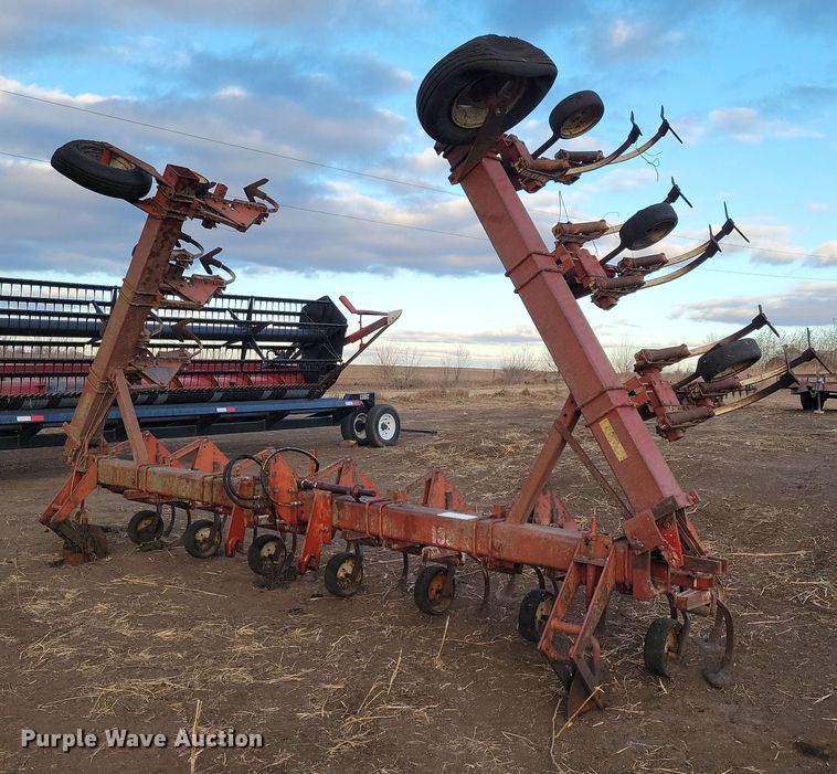 image for item DL7799 International 133  row crop cultivator