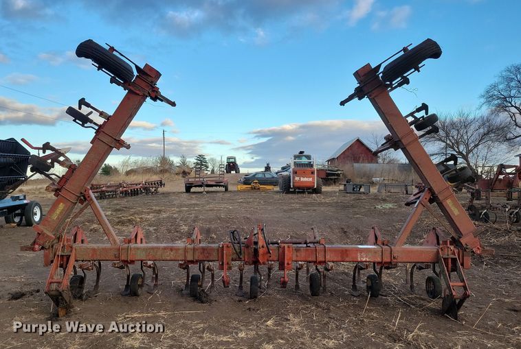 image for item DL7799 International 133  row crop cultivator