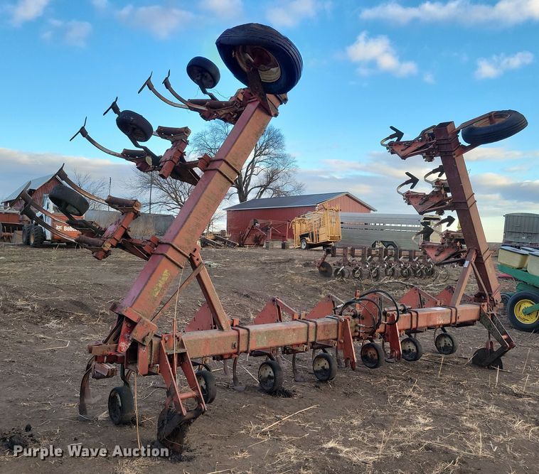 image for item DL7799 International 133  row crop cultivator