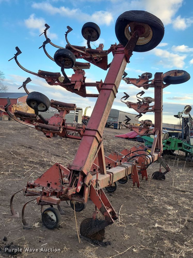image for item DL7799 International 133  row crop cultivator
