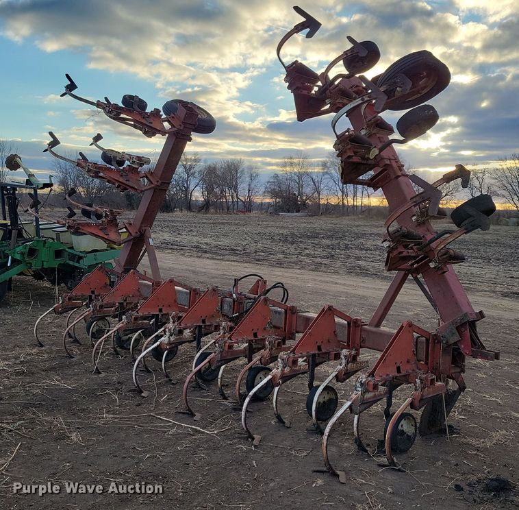 image for item DL7799 International 133  row crop cultivator