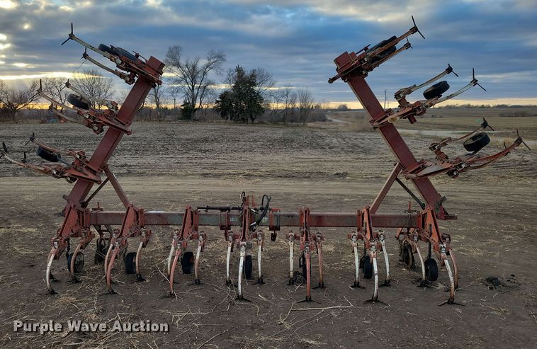 image for item DL7799 International 133  row crop cultivator