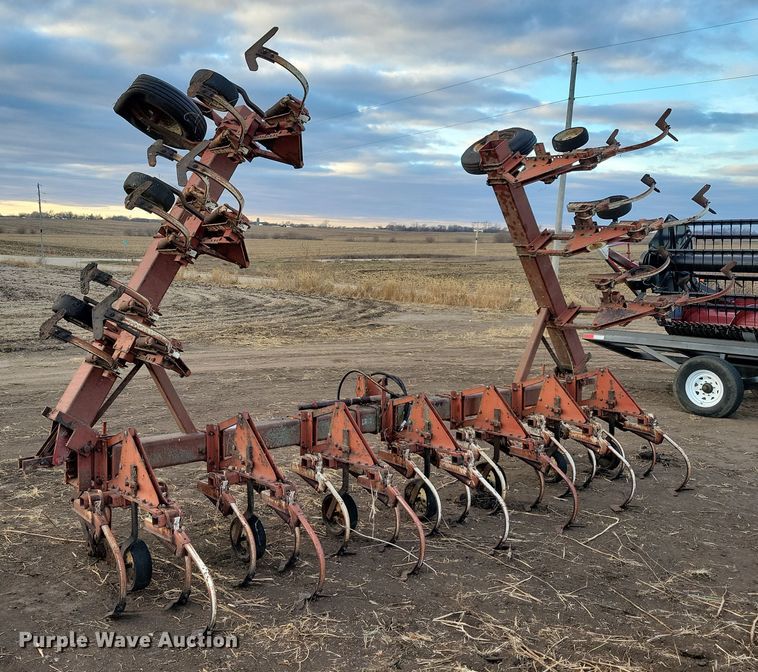 image for item DL7799 International 133  row crop cultivator