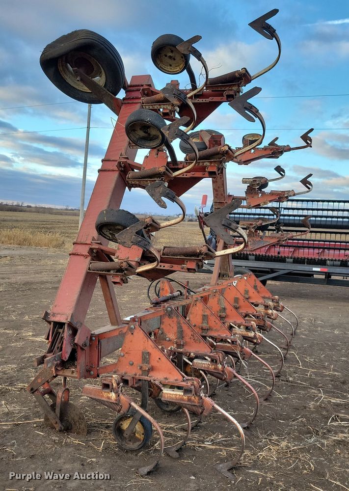 image for item DL7799 International 133  row crop cultivator