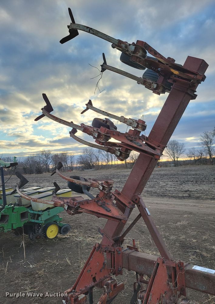 image for item DL7799 International 133  row crop cultivator