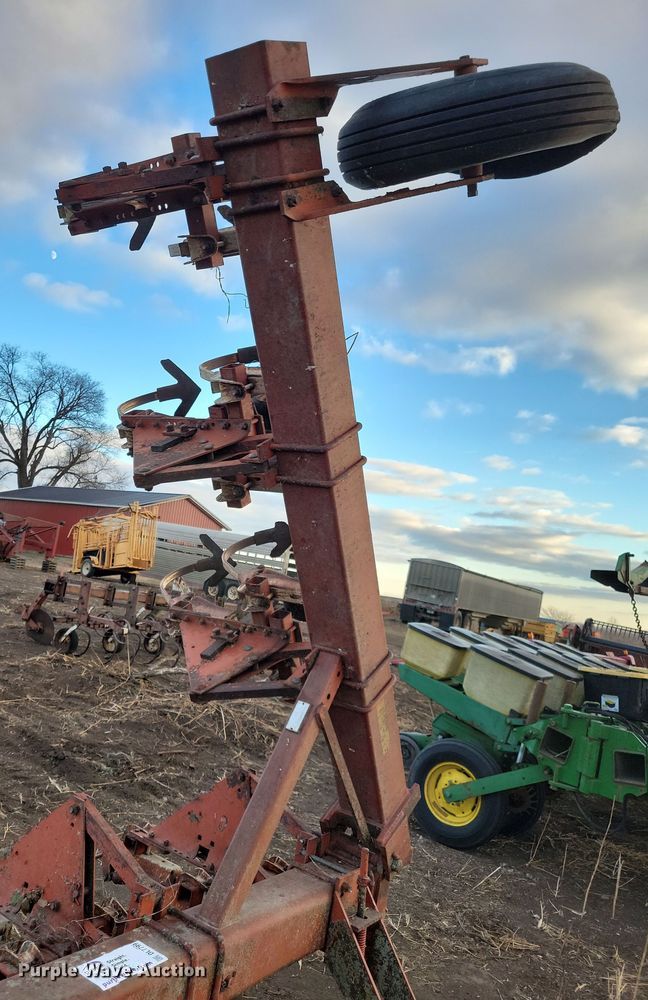 image for item DL7799 International 133  row crop cultivator