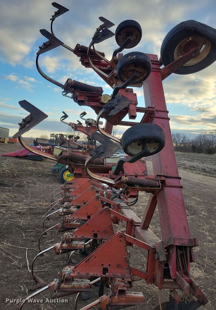 image for item DL7799 International 133  row crop cultivator