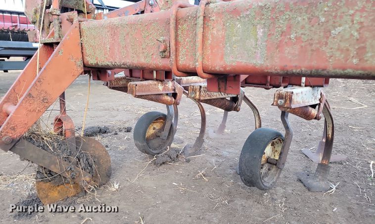 image for item DL7799 International 133  row crop cultivator