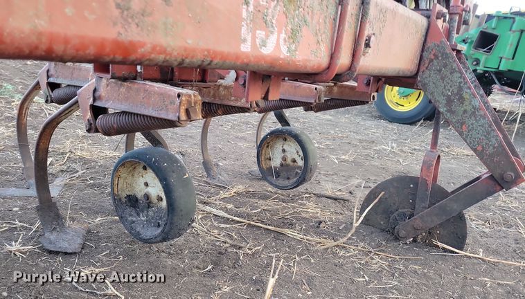 image for item DL7799 International 133  row crop cultivator