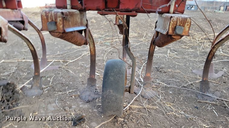 image for item DL7799 International 133  row crop cultivator