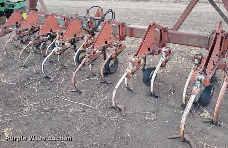 image for item DL7799 International 133  row crop cultivator