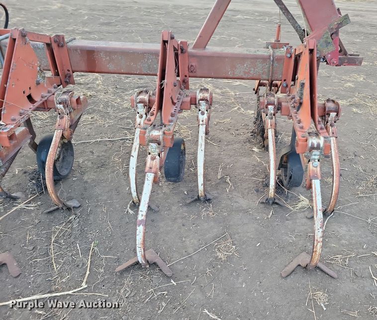 image for item DL7799 International 133  row crop cultivator