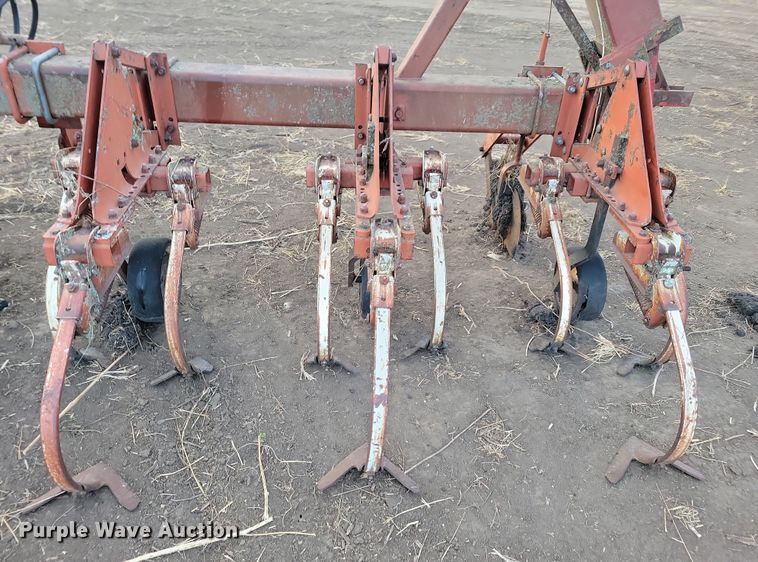 image for item DL7799 International 133  row crop cultivator