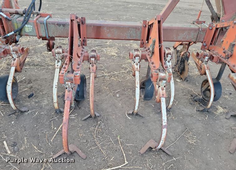 image for item DL7799 International 133  row crop cultivator