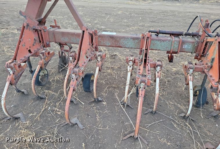 image for item DL7799 International 133  row crop cultivator