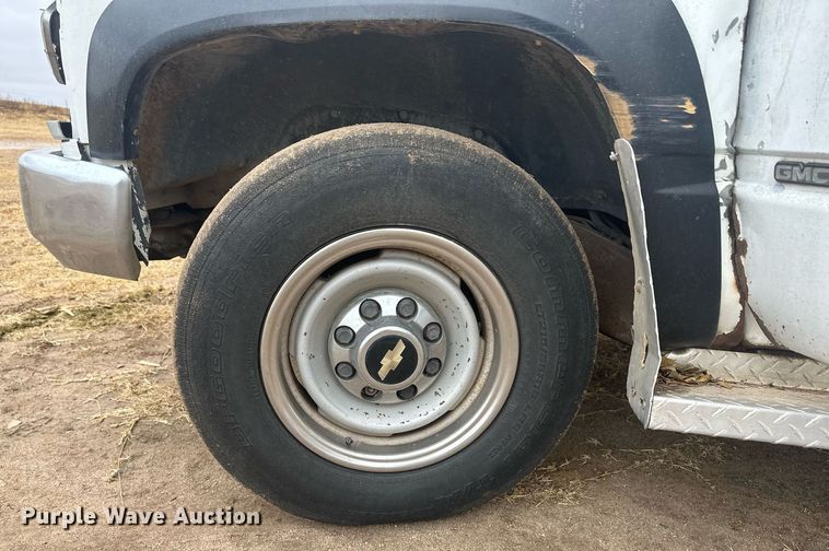 image for item DM2632 1990 GMC Sierra 2500HD flatbed pickup truck