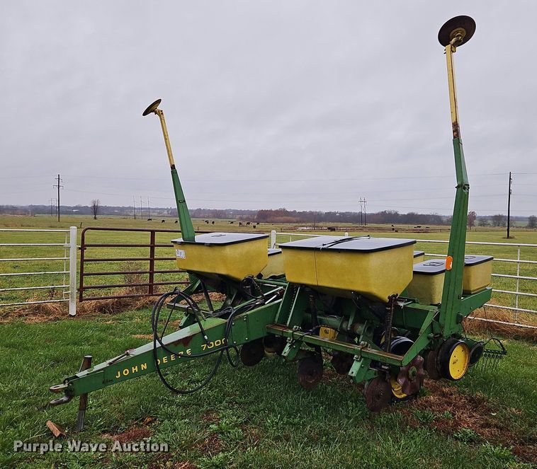 image for item DN7134 John Deere P7000  no-till planter