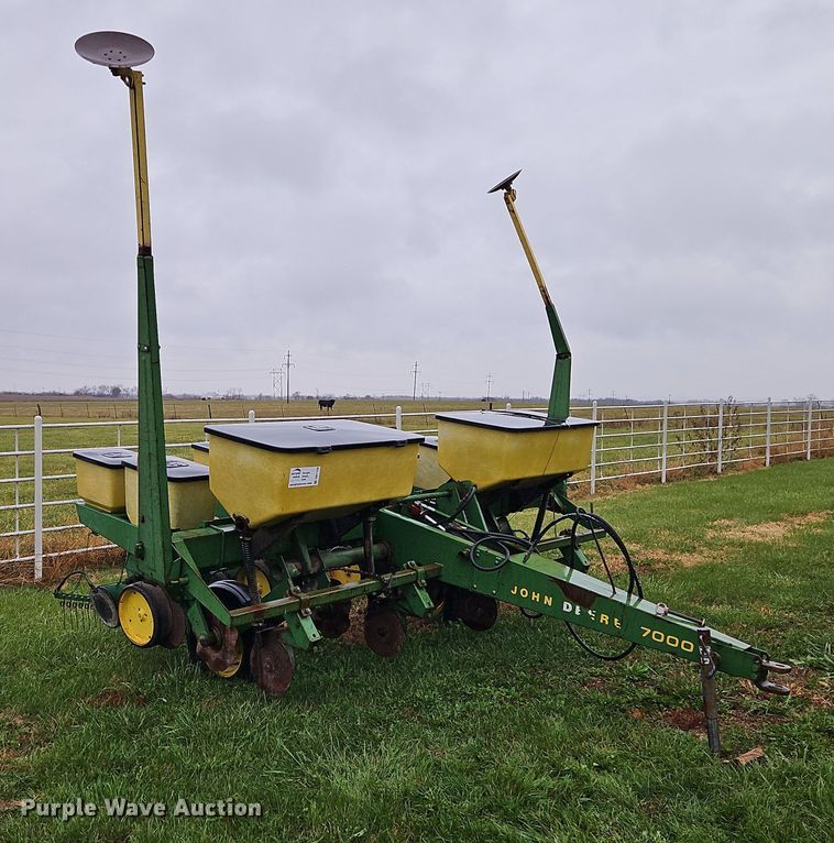 image for item DN7134 John Deere P7000  no-till planter