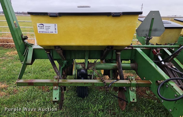 image for item DN7134 John Deere P7000  no-till planter
