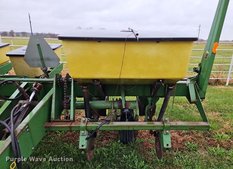 image for item DN7134 John Deere P7000  no-till planter